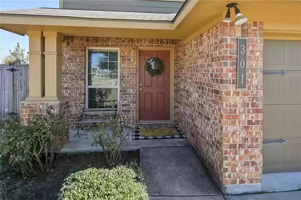 3 bed, 2.5 bath, 1845 sqft, $2,300 — Photo 2