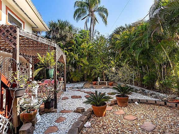 3rd image of 120 Coconut Dr