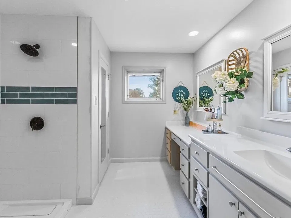48 Hillsborough Dr