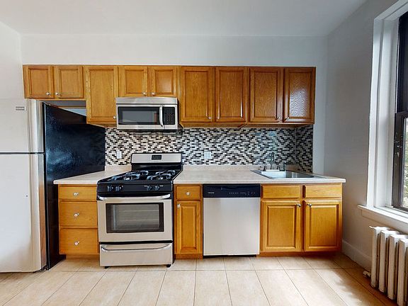2nd image of 447 Henry St APT 4