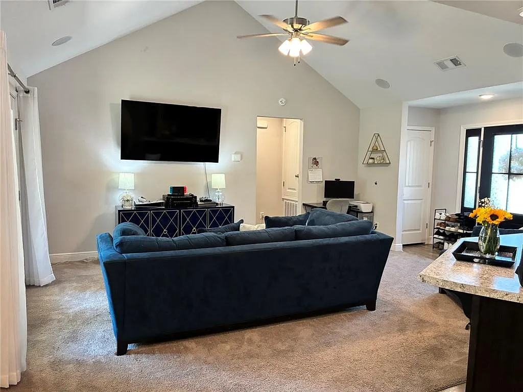 3 bed, 2.0 bath, 1422 sqft, $2,100 — Photo 3