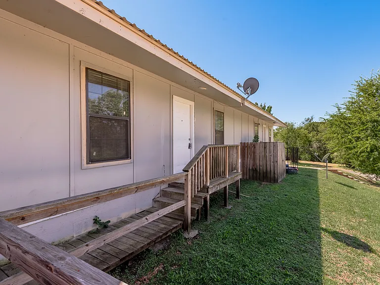 626 University Ave — Photo 17