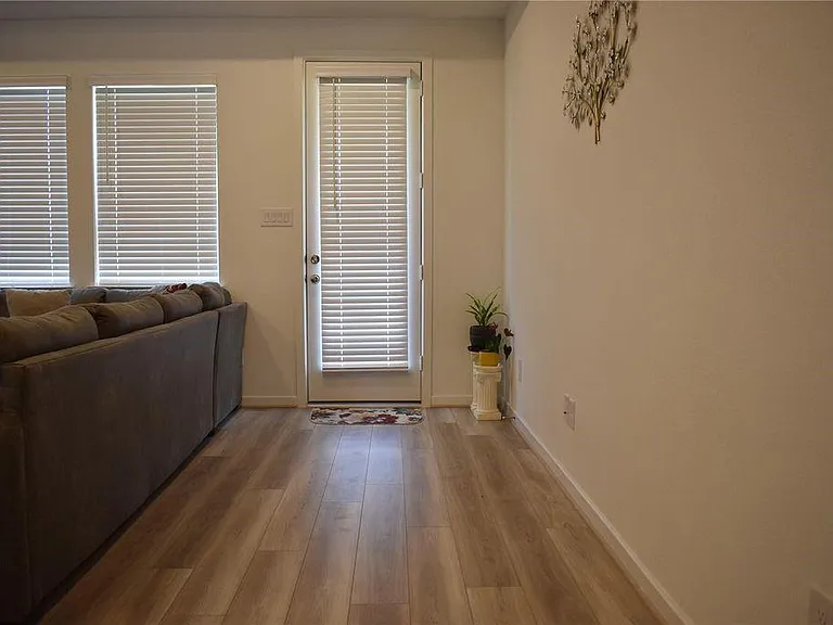9742 Burlington Bristol Dr — Photo 12