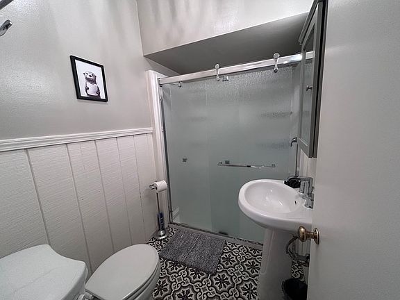 5th image of 15925 Van Aken Blvd APT 204E