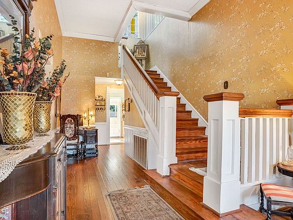 5th image of 428 College St