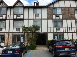 2118 Hawthorne Ln, Mahwah, NJ 07430