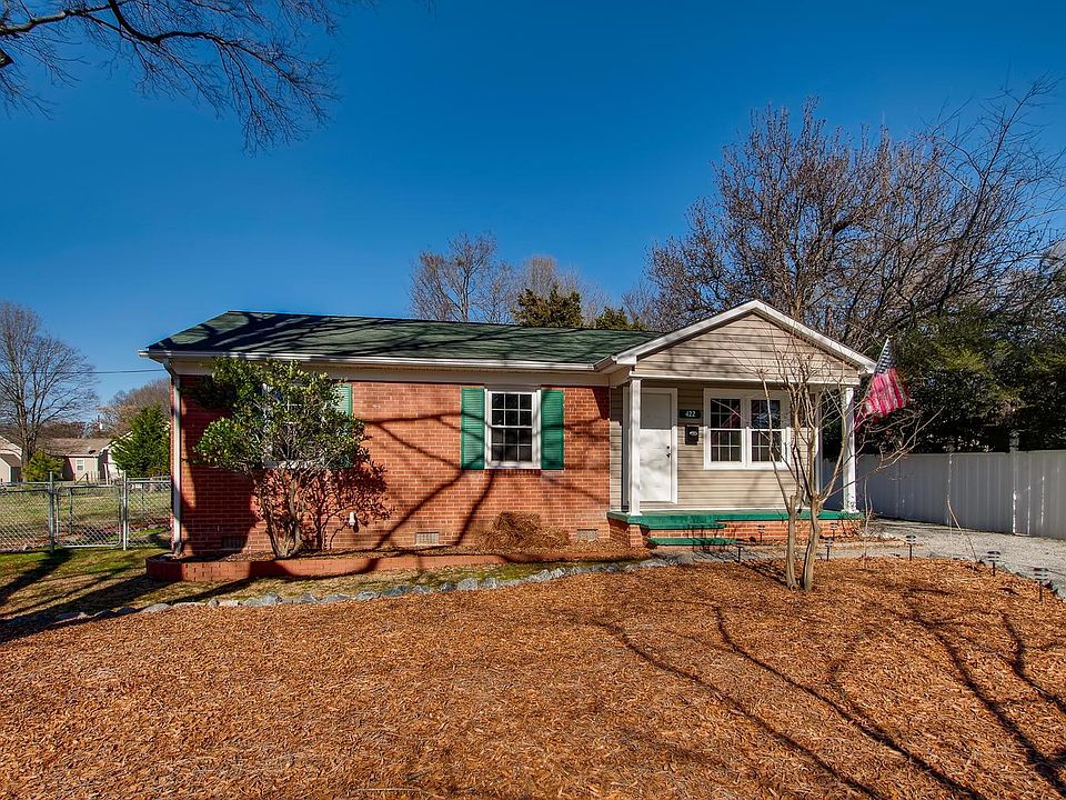 Adorable 3 bedroom, 1 bathroom single family home near downtown Mooresville.
