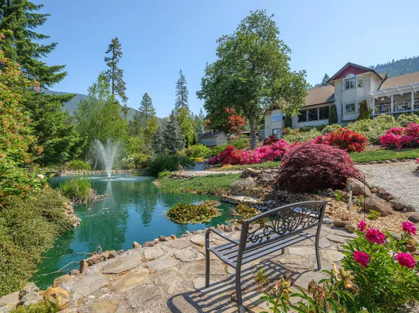 701 Serenity Ln, Grants Pass, OR 97526