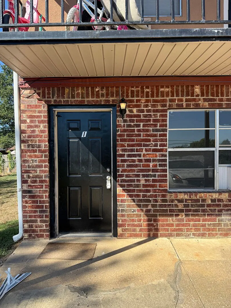 Charleston Apts — Photo 1