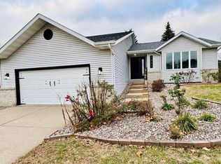 1037 Oak Forest Dr, Onalaska, WI 54650