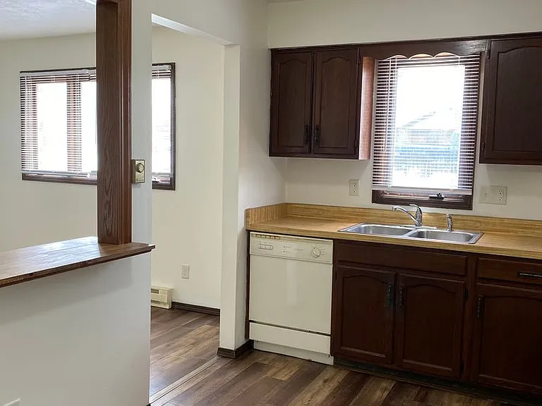 Immaculate Updated 1 & 2 Bedroom with 1 Bath — Photo 22