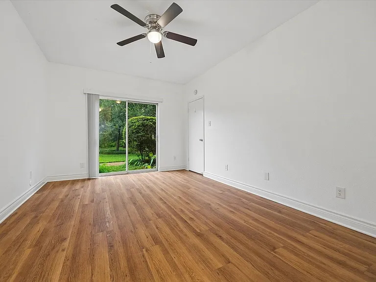 2100 Tanglewilde St #377 — Photo 6