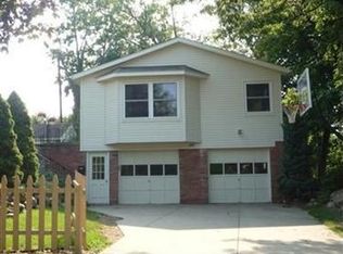 126 Crescent Dr, Akron, OH 44301