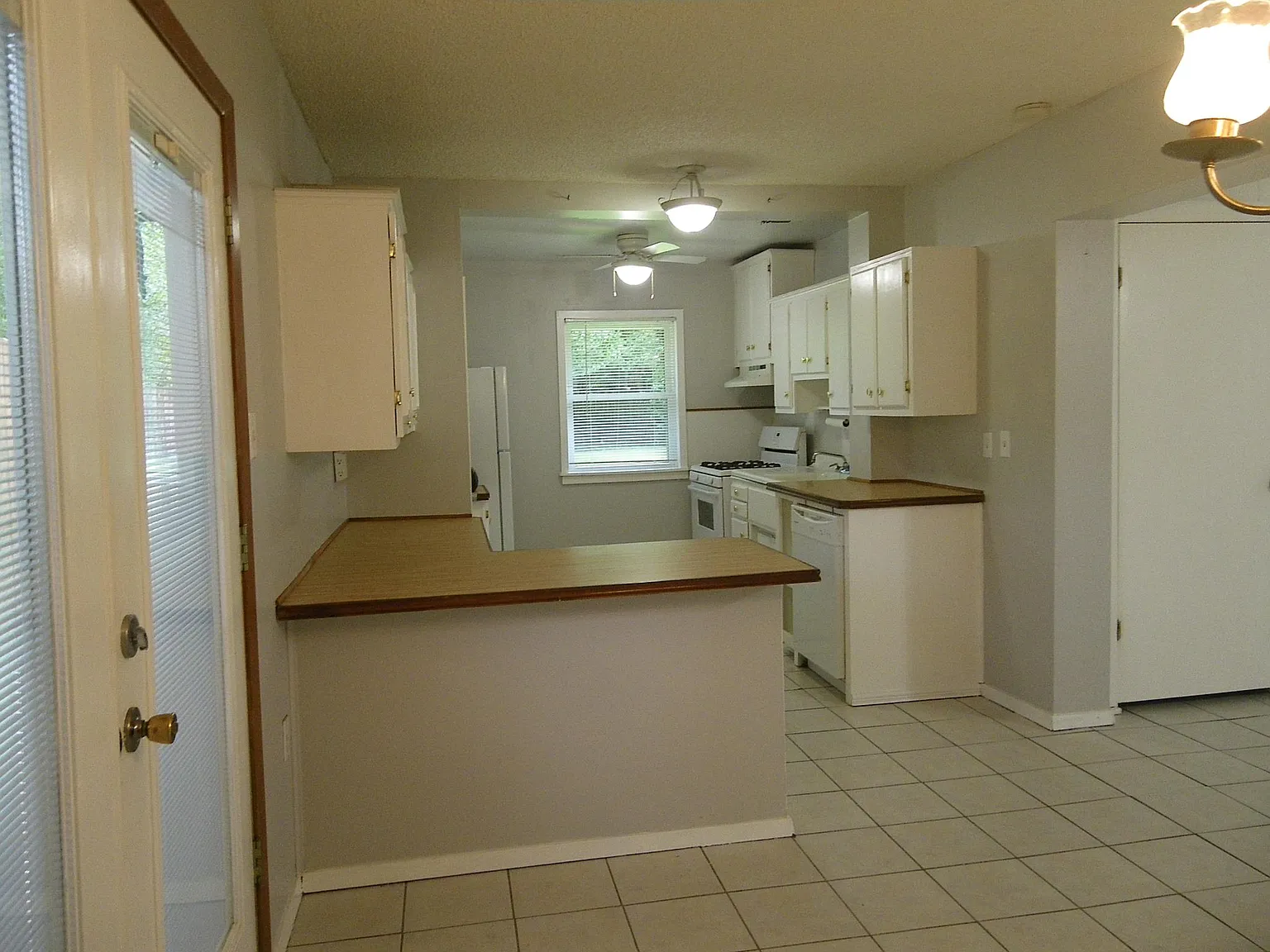 2 bed, 1.5 bath, 1260 sqft, $1,650 — Photo 4