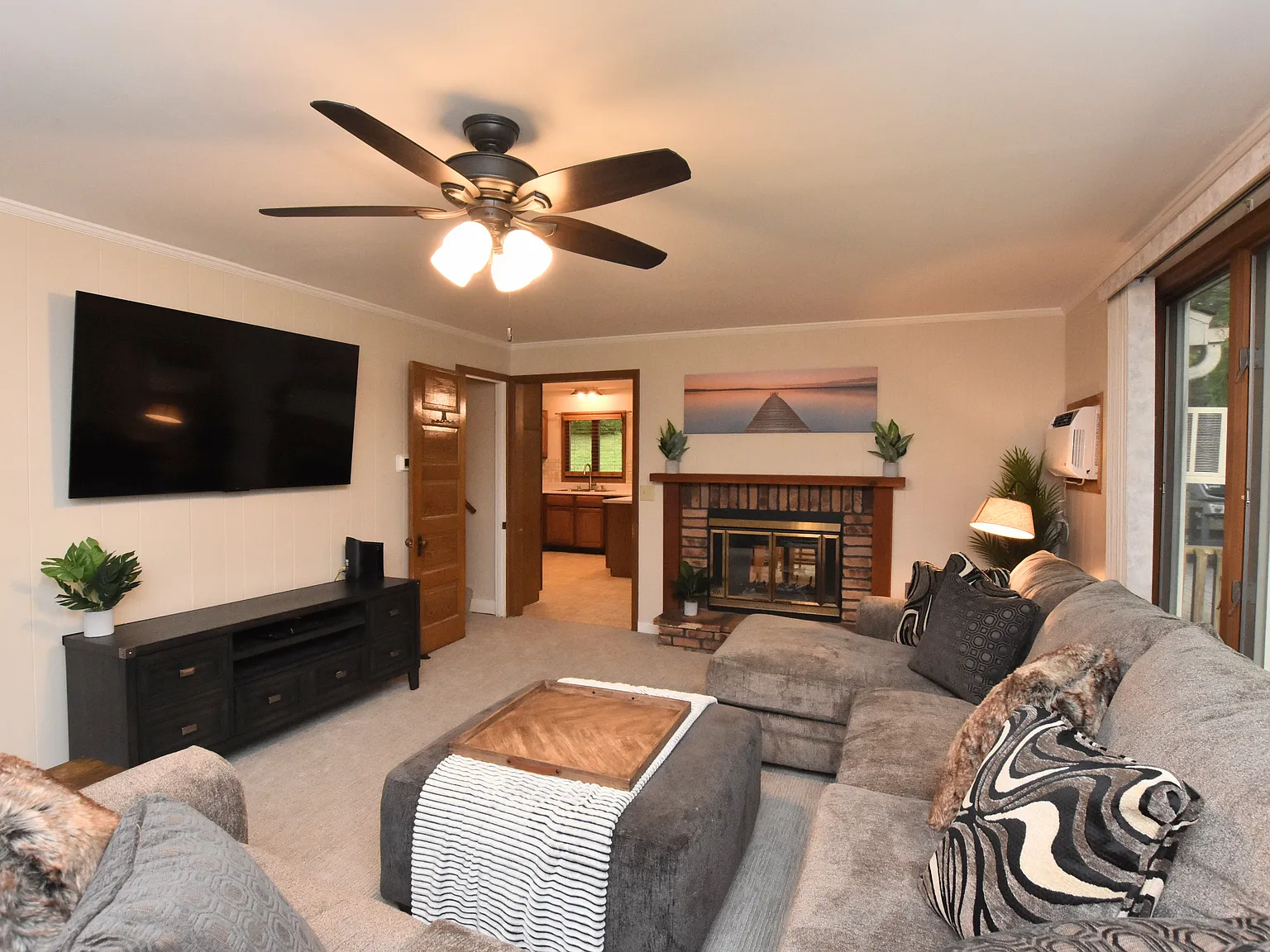 3 bed, 1.5 bath, 1800 sqft, $2,500 — Photo 3