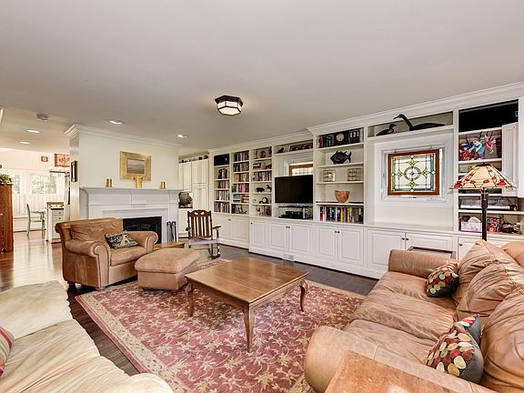 Living Room w built in bookshelves