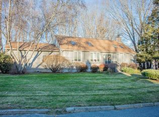 42 Macintosh Dr, Cranston, RI 02921