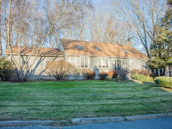 42 Macintosh Dr, Cranston, RI 02921