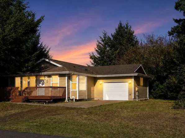 666 Island Circle SE, Ocean Shores, WA 98569