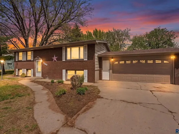 2108 E Sylvan Cir, Brandon, SD 57005
