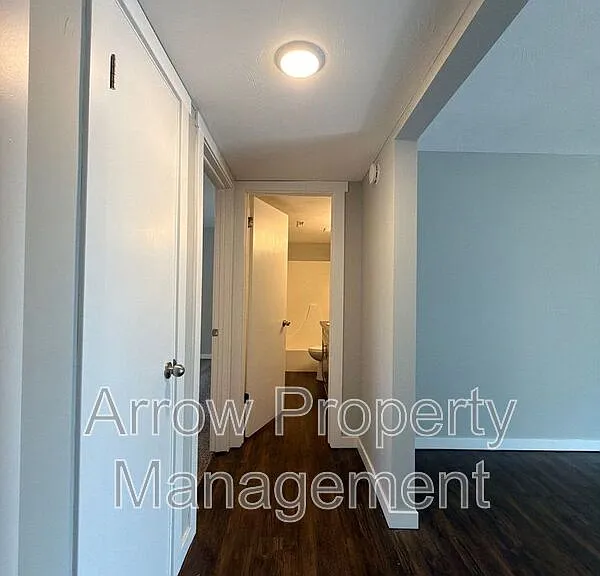 440 Moffitt St #2 — Photo 4
