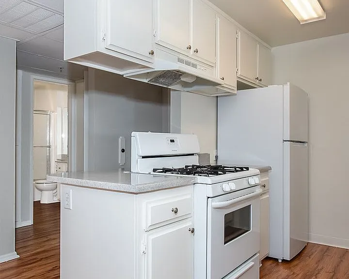 404 E Birch St — Photo 7