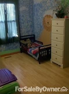Bedroom 1 : New Pine laminate floors with stained cherry trim.