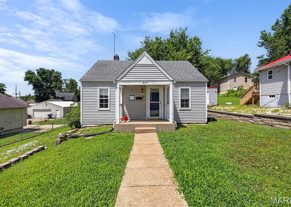 1st image of 835 Warne St