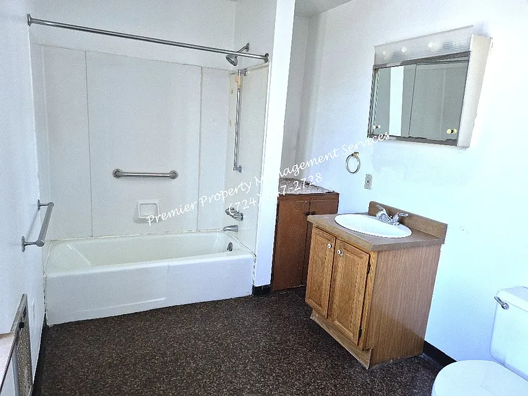 518 W Cunningham St — Photo 10