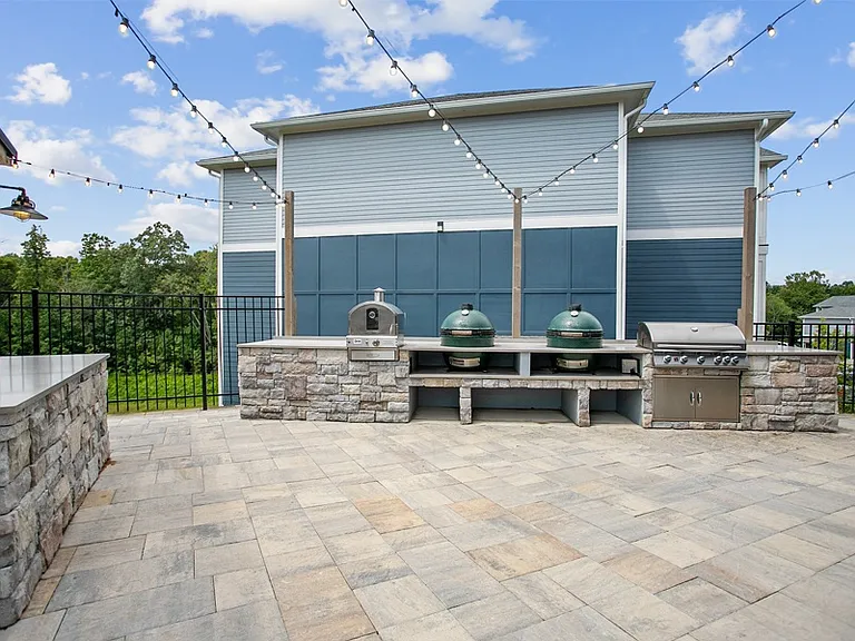 53 West — Photo 26