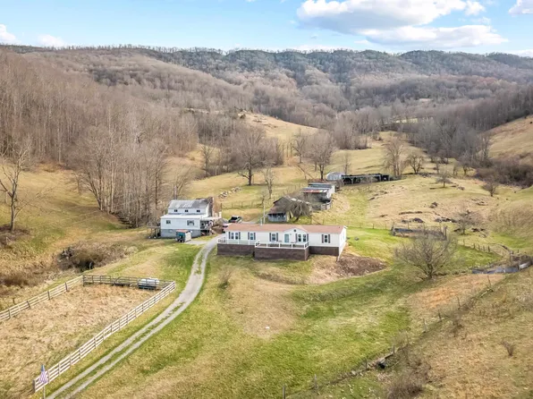 568 Round Bottom Dr, Narrows, VA 24124