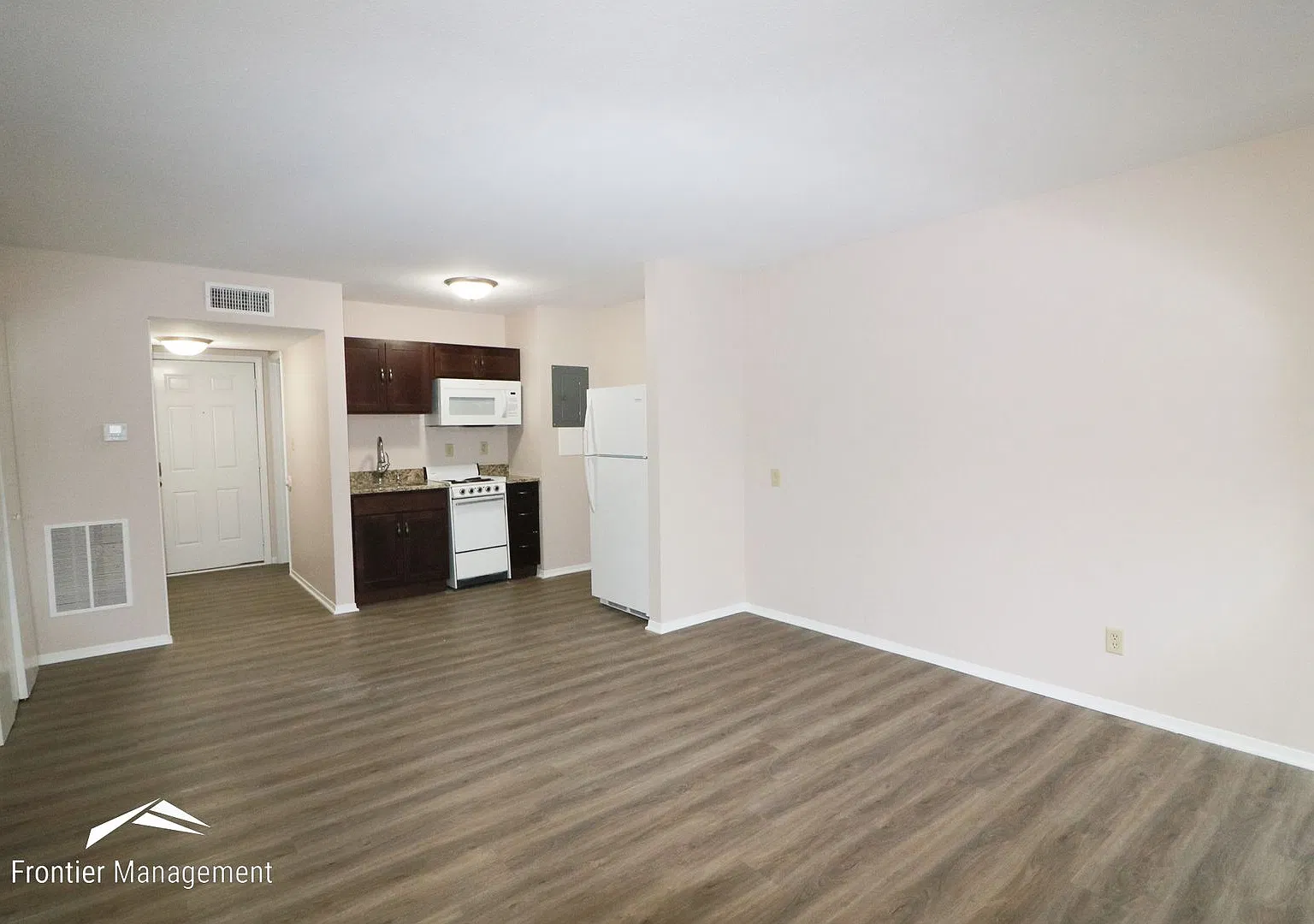 1500 McCain Ln — Photo 3