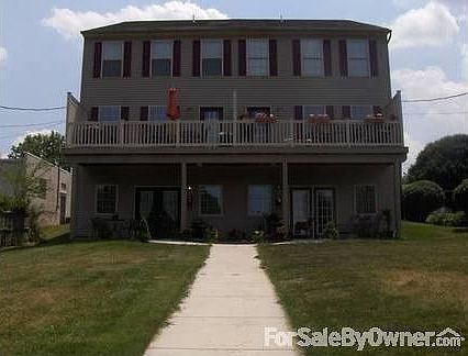 3 story 2500 sqft like new townhouse