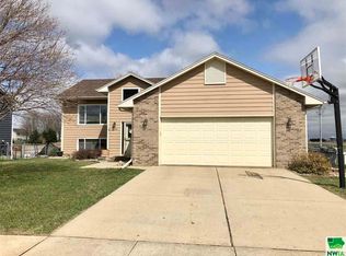 2009 Country Club Dr, Elk Point, SD 57025