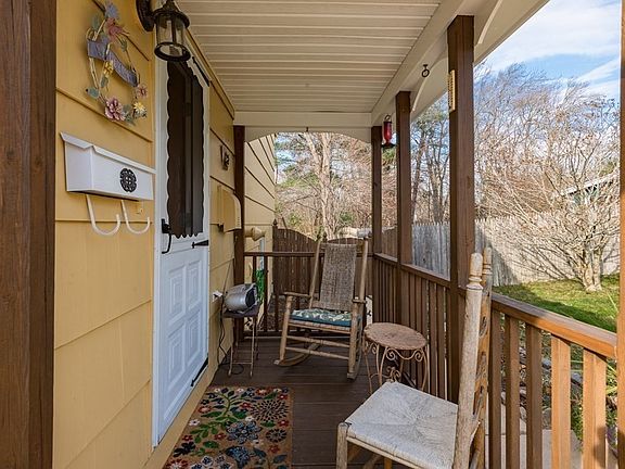 3rd image of 584 Court St