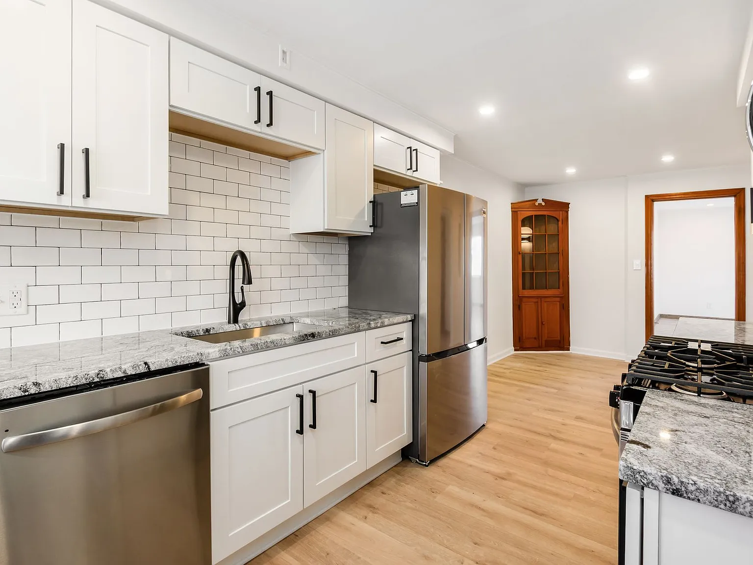 1 bed, 900 sqft, $1,225 — Photo 3
