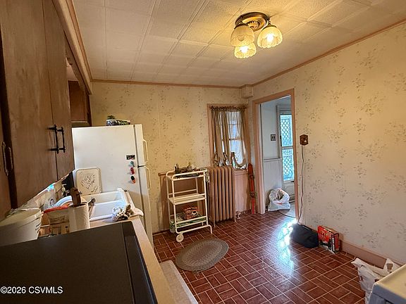 4th image of 402 East St
