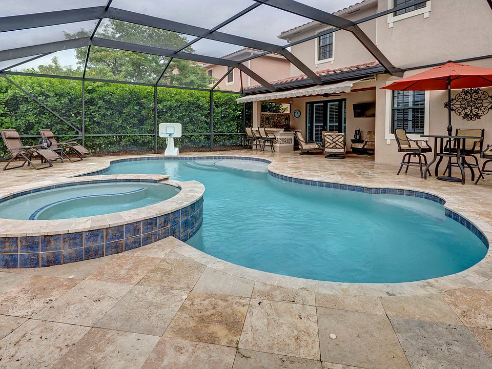 Pool, spa & outdoor kitchen