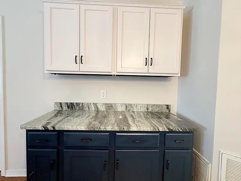 2414 Heritage Cir — Photo 11