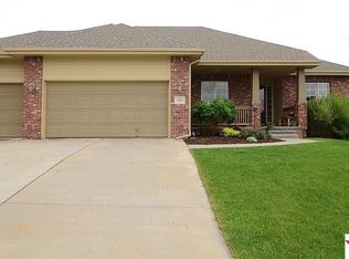 1004 Lake Vista Dr, Papillion, NE 68046