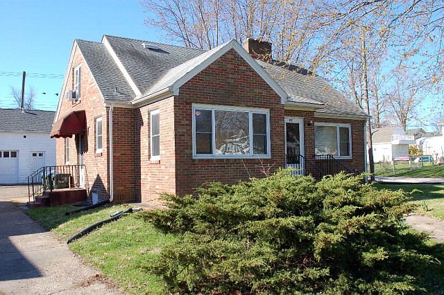 1st image of 902 E Washington St