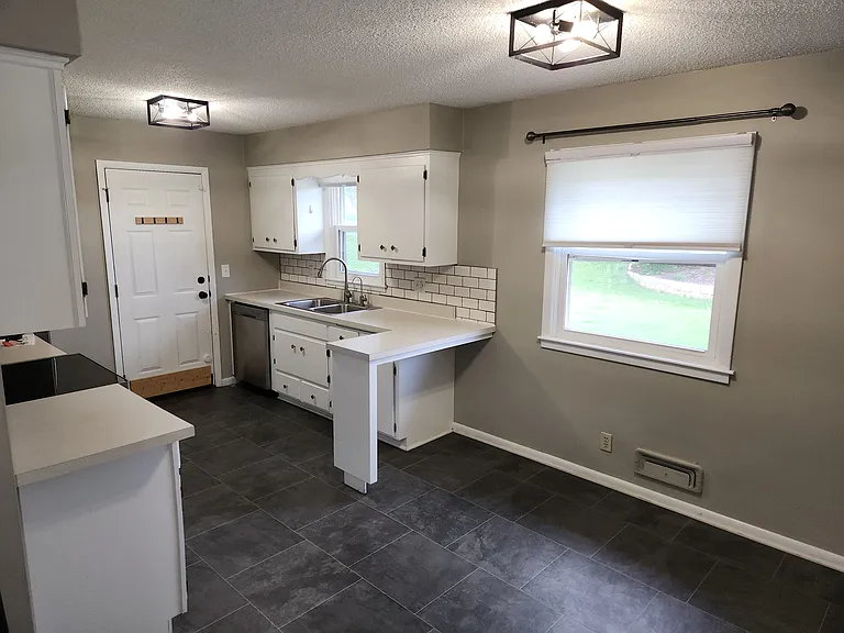 921 Oriole Dr — Photo 3