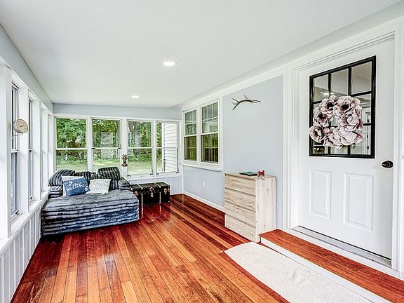 4th image of 42 Pleasantview Ave