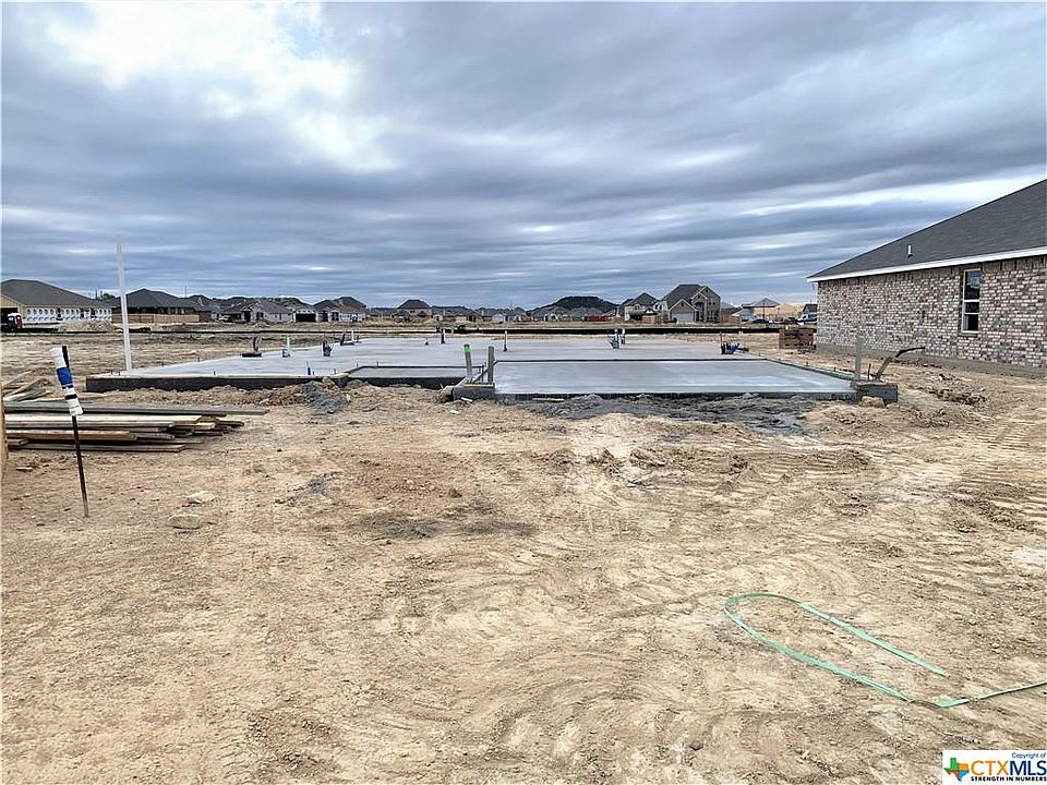 1st image of 804 Holliday Dr