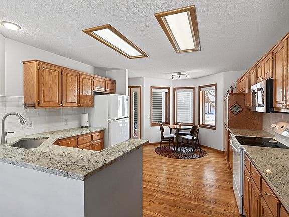 3rd image of 15002 Windemere Ln