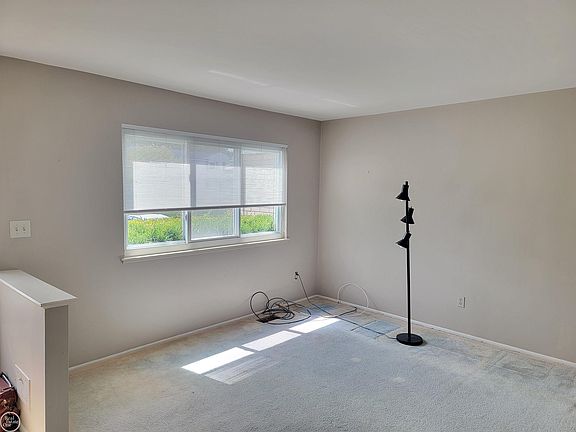 4th image of 129 Parnacott Dr