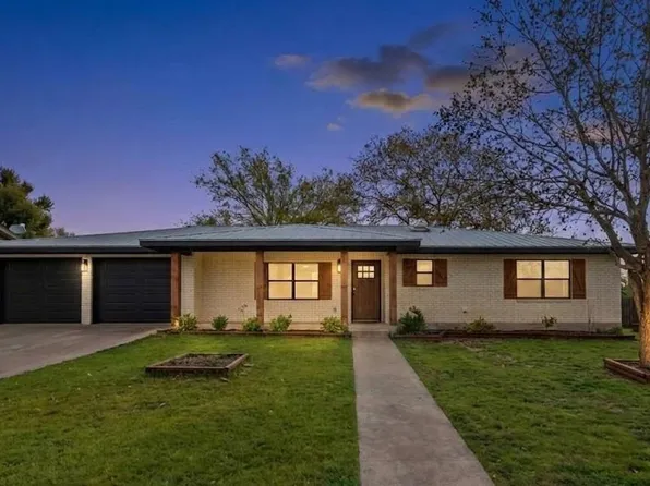 1009 Avenue D, Fredericksburg, TX 78624