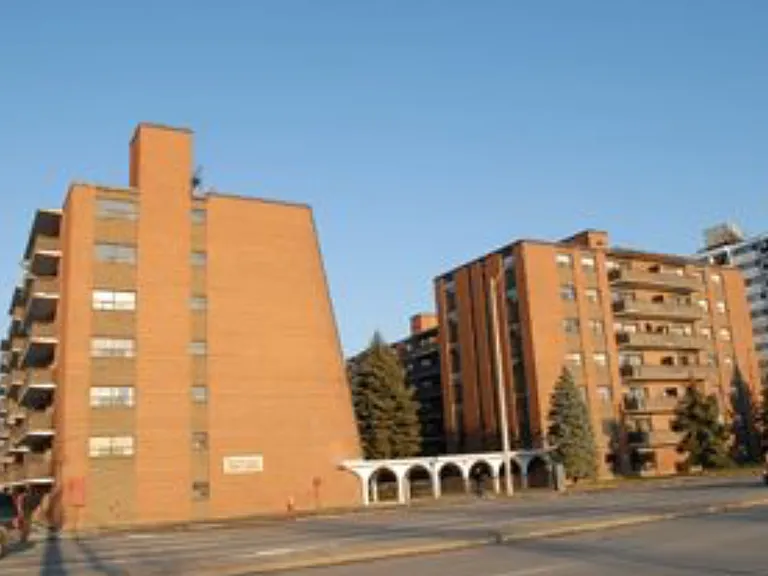 2503 Hurontario St — Photo 12