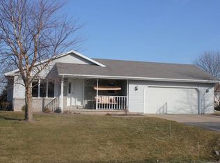 N9628 Emerald Ln, APPLETON, WI 54915