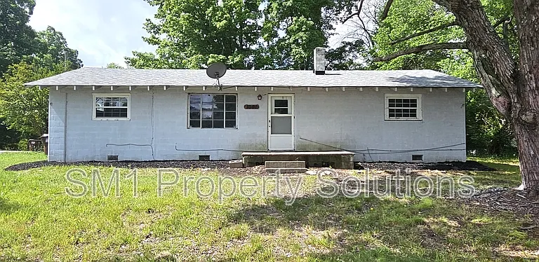 1001 Burton Ave — Photo 1